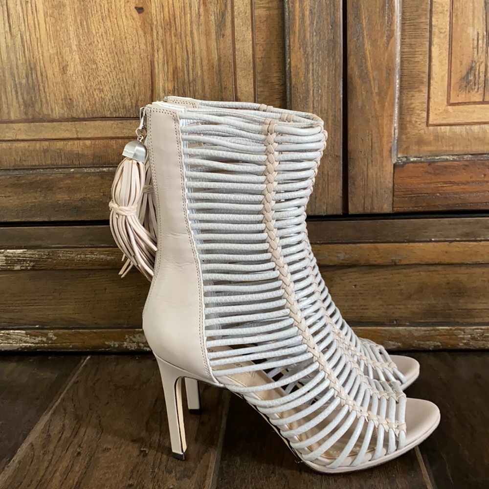 BCBGMAXAZRIA like new booties.
